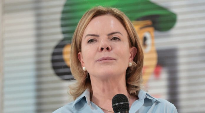 ‘É criminoso o que os Bolsonaros fazem contra o Brasil’, dispara Gleisi Hoffmann