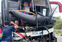 Ônibus com torcida do Fortaleza bate em carreta e deixa feridos na Bahia; veículo transportava 45 torcedores