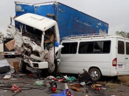 Motorista morre em colisão entre van e carreta na BR-116, no Vale do Jiquiriçá; outras pessoas ficaram feridas