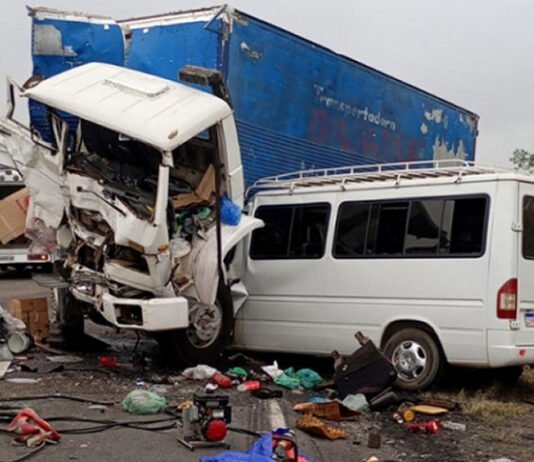 Motorista morre em colisão entre van e carreta na BR-116, no Vale do Jiquiriçá; outras pessoas ficaram feridas