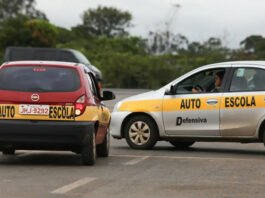 O fim da obrigatoriedade da autoescola para tirar CNH deve começar ainda este ano, diz ministro dos Transportes; veja