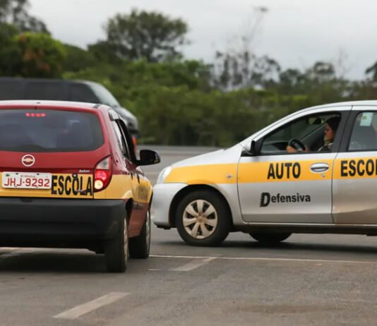 O fim da obrigatoriedade da autoescola para tirar CNH deve começar ainda este ano, diz ministro dos Transportes; veja