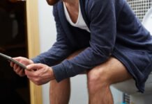 Veja: Usar celular no banheiro aumenta em 46% o risco de hemorroidas; problema tem atingindo cada vez mais jovens