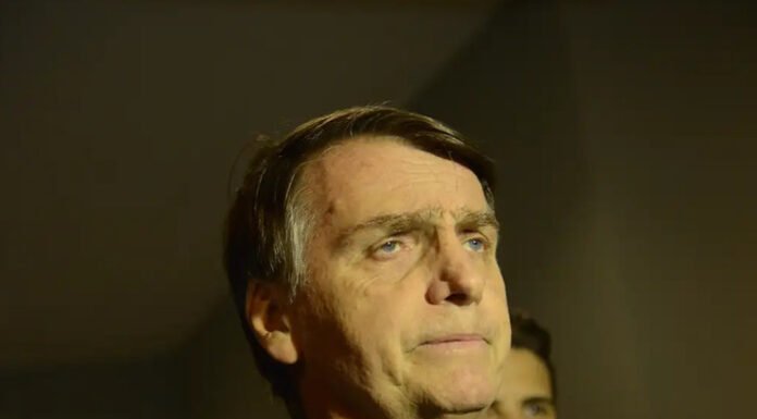 Bolsonaro segue com crises de soluço e precisou de doses extras de medicamento, diz relatório de equipe médica