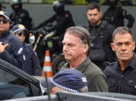 STF: Defesa de Jair Bolsonaro pede autorização a Moraes para visita de Tarcísio ao ex-presidente na Papudinha