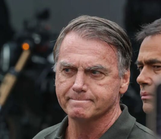 Arma registrada em nome de Bolsonaro é apreendida durante blitz da PM no DF