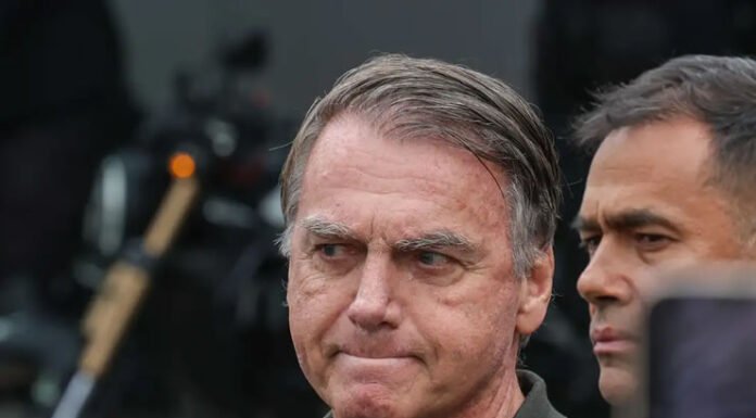 Arma registrada em nome de Bolsonaro é apreendida durante blitz da PM no DF