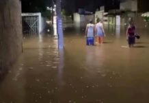 Ruas ficam alagadas e água invade casas após fortes chuvas em cidade na Bahia; ponto de apoio foi montado