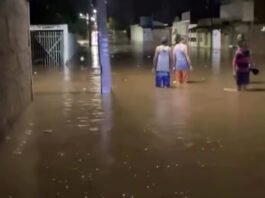 Ruas ficam alagadas e água invade casas após fortes chuvas em cidade na Bahia; ponto de apoio foi montado
