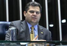 Alcolumbre decide pautar projetos que desagradam governo e um deles é PEC que acaba com reeleição para Executivo