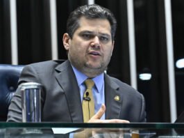 Alcolumbre decide pautar projetos que desagradam governo e um deles é PEC que acaba com reeleição para Executivo
