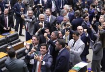 Câmara dos Deputados aprova Projeto Antifacção para combate ao crime organizado; placar foi de 370 a 110