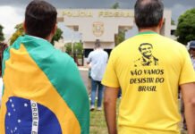 Polícia usa spray de pimenta contra apoiadores de Bolsonaro na porta da PF