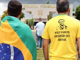Polícia usa spray de pimenta contra apoiadores de Bolsonaro na porta da PF