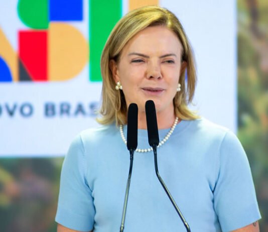 Já em tramitação, governo pode enviar projeto de lei pelo fim da escala 6×1 no Congresso, diz Gleisi Hoffmann