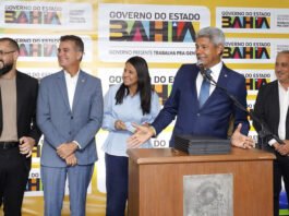 Jerônimo autoriza obras e entrega equipamentos a 14 municípios somando cerca de R$ 8 milhões de reais