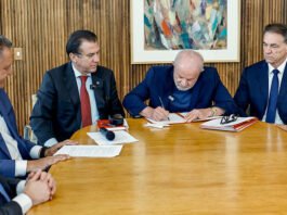 Lula assina decreto que muda regras do vale-refeição e alimentação e cria teto para taxas