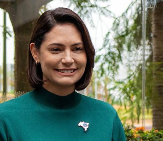 Michelle Bolsonaro tenta conter desgaste político com a base aliada após elogiar programa do governo Lula