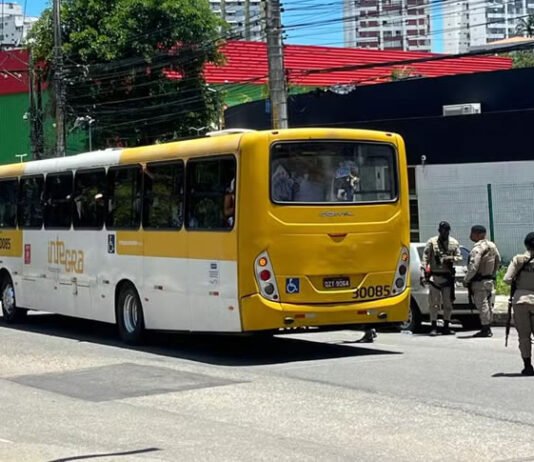 Cerca de 100 integrantes de torcida organizada do Bahia são conduzidos à delegacia em Salvador, diz PM