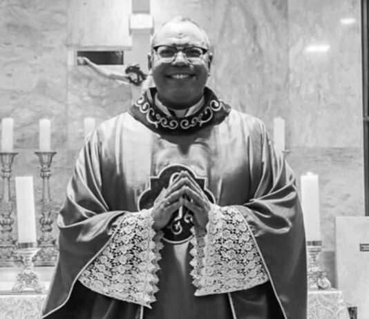 Padre que morreu em desabamento de laje em Salvador é sepultado sob forte comoção: ‘Grande sacerdote e amigo’