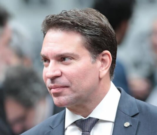 Autorização da Câmara para uso de chip internacional por Ramagem amplia crise no Congresso e pressiona Mesa