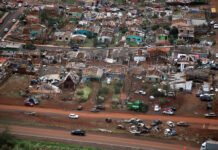 Cenário de guerra: Vídeo mostra chegada de tornado em cidade que foi devastada e terá que ser reconstruída