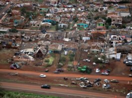 Cenário de guerra: Vídeo mostra chegada de tornado em cidade que foi devastada e terá que ser reconstruída