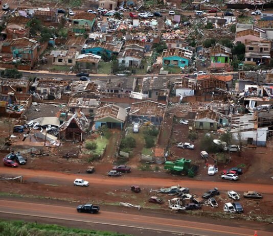 Cenário de guerra: Vídeo mostra chegada de tornado em cidade que foi devastada e terá que ser reconstruída