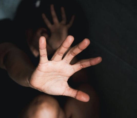 Homem de 56 anos é preso acusado de abusar da filha de amigo na Bahia; caso envolve suspeita de exploração sexual