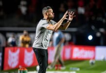 ‘Faltando efetividade’: Jair Ventura lamenta chances perdidas em derrota do Vitória contra o Cruzeiro por 3 a 1