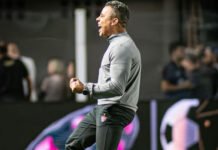 Técnico Jair Ventura promete pix para Ramon e aponta domínio sobre o São Paulo no Barradão: ‘Vitória com olé’