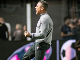 Técnico Jair Ventura elogia atuação do Vitória e fuga do Z-4 e afirma: ‘Espero que possa sair para não mais voltar’