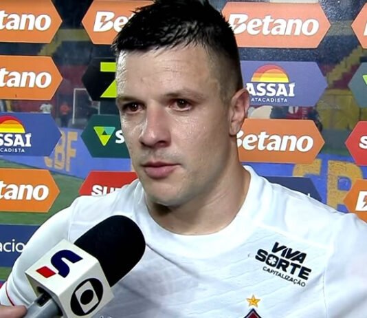 Renato Kayzer sai do banco, encerra jejum pelo Vitória, se emociona e afirma: ‘O futebol mudou a minha vida’