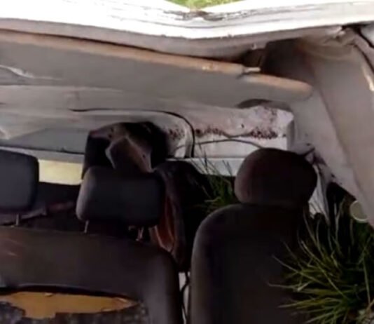 Kombi escolar capotou na zona rural de Jaguaripe e deixou três estudantes feridos; pais alegaram falhas mecânicas e prefeitura diz que todos passam bem
