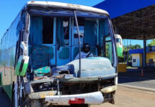 Motorista de capacete é detido pela Polícia Rodoviária Federal ao viajar com ônibus batido e sem para-brisa