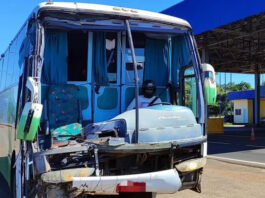 Motorista de capacete é detido pela Polícia Rodoviária Federal ao viajar com ônibus batido e sem para-brisa
