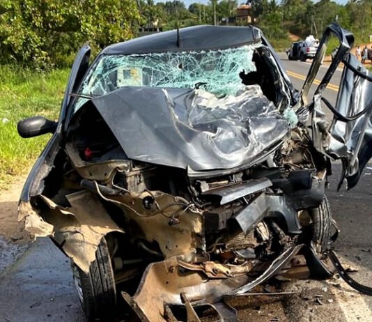 Motorista morre em grave acidente envolvendo Palio e caminhonete na BR-101 em Santo Antônio de Jesus