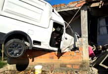 Grave acidente no entroncamento de Elísio Medrado deixou motorista morto: corpo foi encaminhado para o Departamento de Polícia Técnica em SAJ; confira