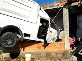 Grave acidente no entroncamento de Elísio Medrado deixou motorista morto: corpo foi encaminhado para o Departamento de Polícia Técnica em SAJ; confira