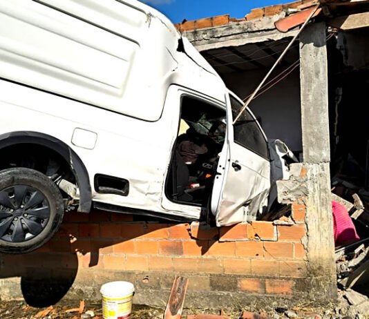 Grave acidente no entroncamento de Elísio Medrado deixou motorista morto: corpo foi encaminhado para o Departamento de Polícia Técnica em SAJ; confira