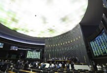 Aliados do governo são cotados para relatar PEC da escala 6×1
