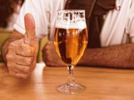 Acordou de ressaca? O que fazer para amenizar sintomas; especialistas detalham como álcool afeta o fígado
