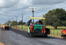 Cruz das Almas avança: Estrada da Sapucaia começa a receber camada asfáltica