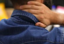 Brasileiros cada vez mais jovens buscam ajuda médica para tratar dor nas costas; veja dicas para evitar problema