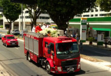 Corpo de Mãe Carmen é enterrado após cortejo por terreiros e igreja em Salvador; líder religiosa tinha 98 anos de idade