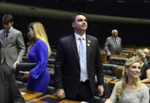Candidatura de Flávio à presidência da república em 2026 é balão de ensaio que pode explodir a direita