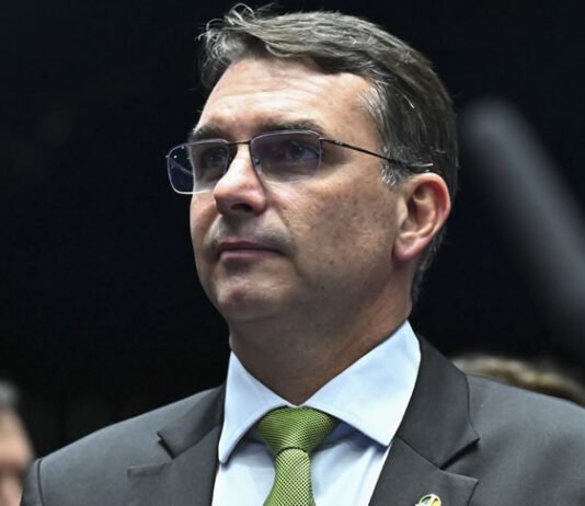 Flávio diz ter sido o escolhido pelo pai para ser candidato do PL à presidência em 2026; Valdemar endossou a escolha