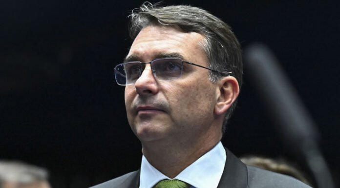 Aliados de Flávio Bolsonaro sugerem pedido de ajuda a Milei contra tarifaço