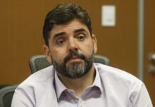 Secretário Adolpho Loyola chamou ACM Neto de soberbo e diz que o ex-prefeito subestima a inteligência do povo baiano