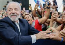 Flávio Bolsonaro estaria 15 pontos percentuais atrás de Lula se 2º turno das eleições 2026 fosse hoje, diz pesquisa